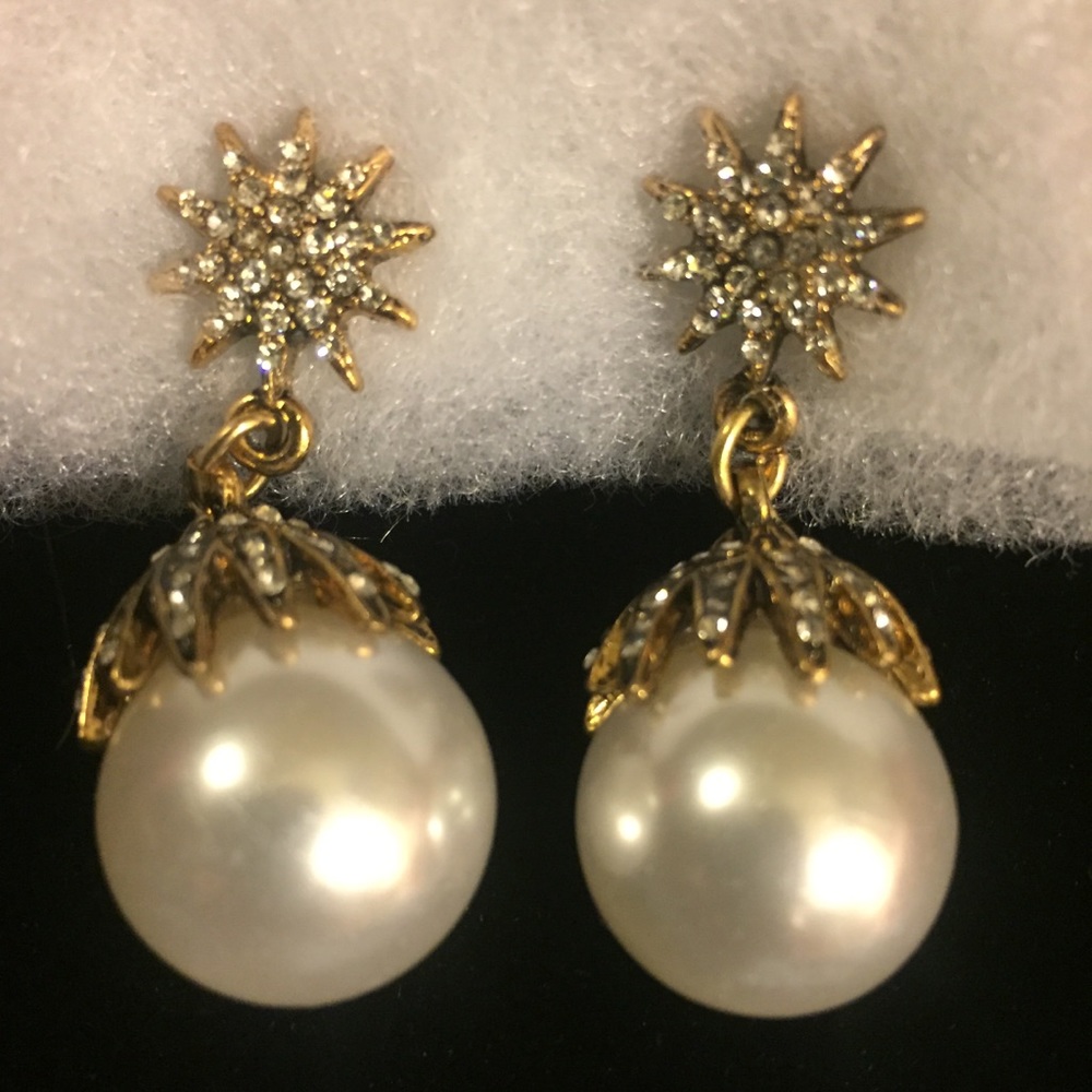 Spring Trend Alert! Large Pearl/Rhinestone Earring - Picture 4 of 6